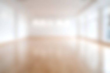 Bu resim, minimalist tasarım konsepti veya sanatsal vitrin için ideal, parlak ve ferah, ahlık, ahşap zemin ve beyaz duvarlı bir odayı gösteriyor..