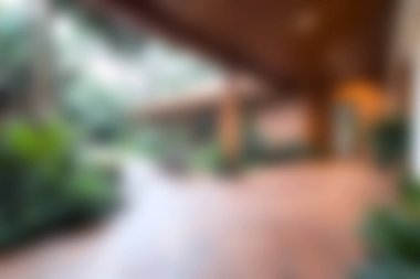 Bereketli yeşillik ve sıcak toprak tonları içeren sakin bir açık alan, sakin bir ortamda rahatlama ve keyif için ideal. Yaz kaçışları için mükemmel..