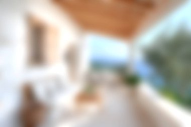 Konforlu bir balkon manzarası yeşillik, doğal ışık ve davetkar dekorlarla dolu huzurlu anların tadını çıkarmak ve rahatlamak için mükemmel bir manzarayı ön plana çıkarır..