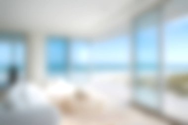 Geniş pencerelerden nefes kesici okyanus manzaraları sunan, dingin bir ortamda rahatlamak ve ilham vermek için mükemmel bir sahil oturma odası..