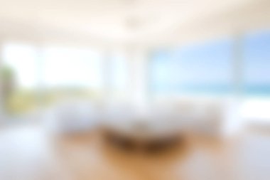 Bu görüntü, ferahlamak ve toplanmak için mükemmel manzaralı, şık bir kıyı dekorunun yer aldığı parlak ve havadar bir oturma odası yakalıyor..