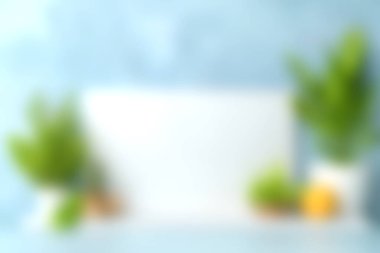 Bu resim, canlı yeşillik ve boş bir tuval ile minimalist bir arka plana sahiptir. Yaratıcı projeler ve sanatsal ifade için mükemmel bir davet alanı sunar..