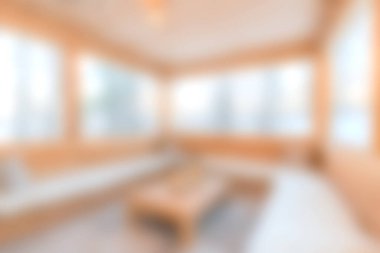 Yumuşak yastıklar ve ahşap mobilyalarla dolu rahat ve davetkar bir oda. Huzurlu bir rahatlama alanı için ideal. Ev ortamı için mükemmel..