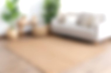 Nötr dekoru, yeşil bitkileri ve yumuşak mobilyaları olan sakin bir oturma odası. Parlak bir ışık ortamında rahatlamak ve rahatlamak için mükemmel..