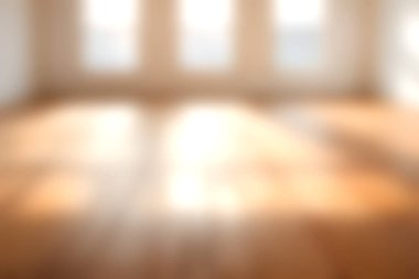 Geniş pencerelerden gelen doğal ışıkla aydınlatılan parlak ve sakin bir ahşap zemin, dinlenmek ve rahatlamak için davetkar bir atmosfer yaratıyor..