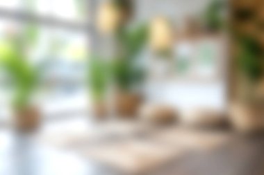 Rahatlatıcı bir iç mekan, yemyeşil bitkiler, sıcak dokular ve yumuşak ortam ışığı sergiliyor. Huzurlu ve davetkar bir ortam yaratmak için mükemmel..