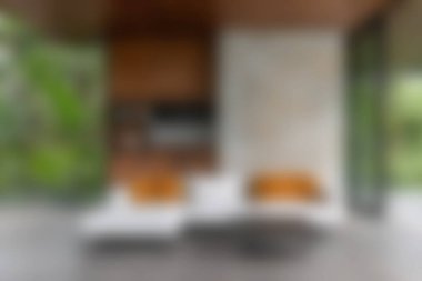 Konforlu bir kanepe, bol doğal ışık ve güzel bir yeşillik manzarası olan modern bir oturma odası keşfedin. Mükemmel bir huzur ortamı yaratıyor..