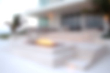 Modern bir tasarımı, alevleri davet eden ve akşam toplantıları için mükemmel rahatlatıcı bir atmosferi olan zarif bir açık hava salonu keşfedin..