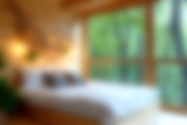 Bu rahat, modern yatak odasında bereketli yeşilliklerle çevrili, bol miktarda doğal ışık getiren büyük pencereler var. Davetkar atmosfer huzurlu bir geri çekilme yaratıyor..