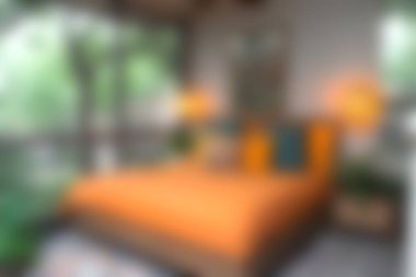 Işıl ışıl yeşil yeşilliklerle çevrili parlak turuncu bir yatağı olan kapalı bir ortam. Bu sakin ortam rahatlama ve sükuneti davet ediyor..