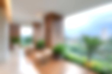 Doğal ışık ve yeşillikle dolu nefes kesen manzaralı geniş pencereleri olan güzel tasarlanmış modern bir oturma odası..