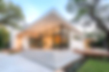 Bu görüntü, doğal ışık ve yeşillik sergileyen modern bir minimalist mimariyi yakalar. Rahatlamak ve ilham vermek için mükemmel bir açık hava ortamı yaratır..