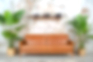 Ahşap bir yatak odası sahnesi. Etrafı yemyeşil bitkilerle çevrili. Rahatlamak için mükemmel ve davetkar bir ortam yaratıyor..