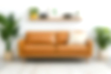 Kaliteli kahverengi bir kanepenin olduğu modern oturma odası. Kapalı alandaki bitkilerle tamamlanmış. Bu rahat uzay minimalist tasarım elementlerini sergilerken sıcaklık ve sükunet yayar..