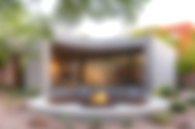 Modern tasarım elementleri, sıcak ışıklandırma ve yemyeşil, rahatlamak ve arkadaşlarla toplanmak için mükemmel, rahat bir açık hava yaşam alanı..