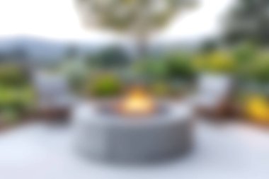 Sıcak bir açık hava ateş çukuru, verimli bahçe yapraklarıyla çevrili sıcak bir atmosfer yaratır. Akşam buluşmaları ve doğada rahatlama için mükemmeldir..