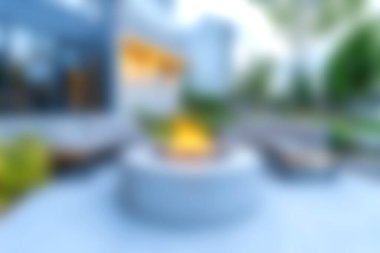 Çağdaş bir açık hava ateş çukurunun sıcaklığını ve atmosferini deneyimleyin. Güzel bir şekilde bereketli bir şehir avlusuna entegre edilmiş, rahatlama ve sosyal toplanma için mükemmel..