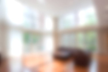 Bu parlak oturma odasında modern mobilyalar ve alanı doğal ışıkla dolduran büyük cam pencereler var. Huzurlu ve rahatlatıcı bir ortam yaratıyor..