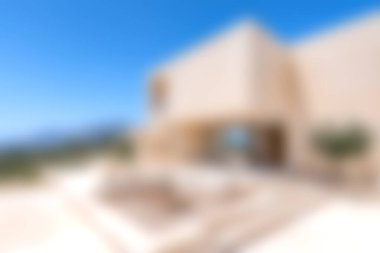 Modern bir villa, deniz manzarası sunar sakin bir açık hava ortamında, serinlemek ve keyif almak için mükemmel bir terası vardır..