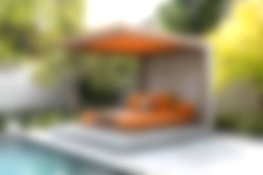 Parlak bir gölgelik, rahat bir oturma yeri ve sakin bir havuz kenarı olan çarpıcı bir açık hava salonu. Doğada rahatlama ve keyif için mükemmel bir ortam..