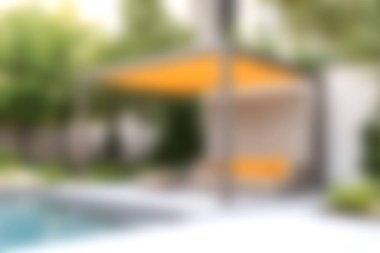 Serinletici bir havuzu, rahat şezlongları ve rahatlamak ve rahatlamak için mükemmel turuncu bir gölgeliği olan canlı bir açık hava alanı..