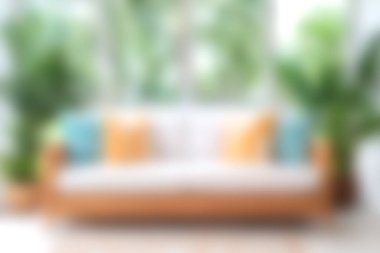 Yastıklarla süslenmiş, canlı yeşil bitkilerle çevrili ve doğal ışıkla yıkanmış rahat bir kanepenin olduğu huzurlu bir oturma odası hayal edin..