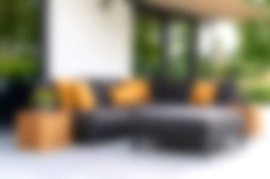 Doğada rahat anlar için mükemmel, hareketli yastıkları olan şık bir kanepenin olduğu modern bir açık hava salonu. Yaz tatili için ideal..