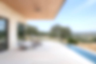 Modern bir balkon tasarımı, manzarası nefes kesici olan sakin bir açık hava alanı sergiliyor. Rahatlamak ve rahatlamak için mükemmel..