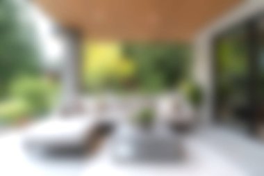 Modern tasarım elementleri, yemyeşil ve rahatlamak için mobilyaları davet eden sakin bir açık hava ortamının tadını çıkarın. Sakin bir öğleden sonra için mükemmel..