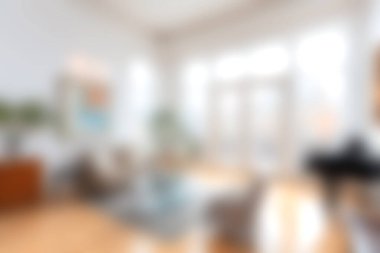 Bu resim, geniş doğal ışık, şık mobilyalar ve rahatlama ve toplanma için mükemmel bir ortam ile aydınlık ve rahat bir modern oturma odasını gösteriyor..