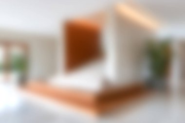 Bu resim, sıcak ahşap aksanlı ve doğal ışığın bol olduğu modern minimalist bir yatak odasını sergiliyor, rahat ve konforlu bir ortam yaratıyor..