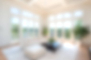 Bu resim, doğal ışıkla dolu parlak ve havadar bir oturma odasını gösteriyor. Modern dekor rahatlatıcı bir ortam yaratıyor..