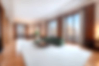 Geniş pencereleri, zarif ahşap kaplamaları ve parlak doğal ışığı olan modern bir oturma odası. Açık alan bir huzur ve rahatlık hissi yaratıyor. Rahatlamak için ideal..