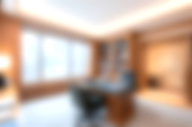 Parlak ve cezbedici modern ofis içinde parlak bir masa, şık bir sandalye ve doğal ışık var. İlham ve üretkenlik için ideal bir alan..