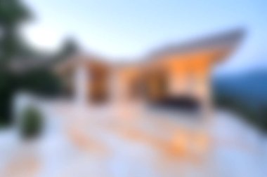 Modern bir villanın göz kamaştırıcı manzarası şık bir terası var, rahatlamak ve eğlenmek için mükemmel. Bu mimari başyapıt doğayla uyum içinde..