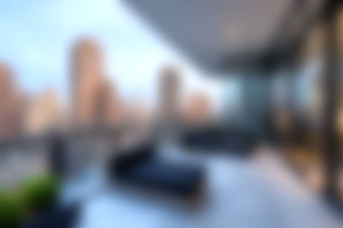 Modern mobilyaların yer aldığı sakin bir şehir balkonunda, alacakaranlıkta muhteşem bir gökyüzü manzarası sunuluyor, rahatlama ve rahatlama için mükemmel bir geri çekilme yaratıyor..