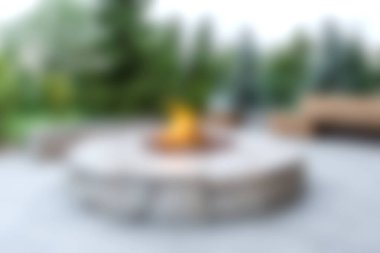 Taş bir yapı ve çevreleyen yeşillik içeren güzel tasarlanmış bir açık hava ateş çukuru keşfedin. Rahatlama ve sosyal toplantılar için mükemmel bir yer..