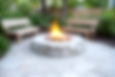 Bereketli yeşilliklerle çevrili ahşap bankların yer aldığı sıcak bir ateş çukurunun keyfini çıkarın. Akşam toplantıları ve rahatlama için mükemmel..