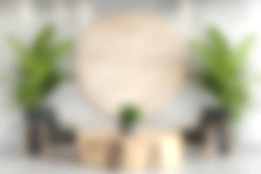 Bu resim, yemyeşil bitkilerin, minimalist mobilyaların ve yumuşak nötr bir arkaplanın bulunduğu rahat ve modern bir oturma odası yakalıyor ve sakin bir atmosfer yaratıyor..