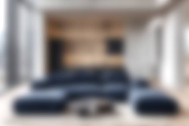 Geniş ve modern bir oturma odası geniş doğal ışıkla konforlu bir kanepe düzeniyle, modern ev tasarımında rahatlamak için mükemmel bir yer..