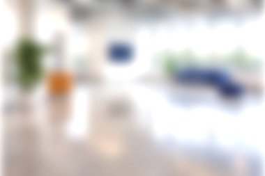 Bu resim, yaratıcılık ve işbirliği için tasarlanmış, bol miktarda doğal ışık, yeşillik ve şık bir düzen içeren modern bir ofis iç mimarisini sergiliyor..