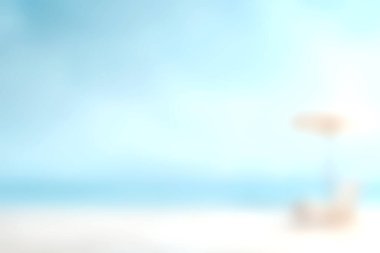 Bu yumuşak odak görüntüsü, sakin bir okyanus zeminine karşı bir güneş gölgesinin yer aldığı sakin bir sahneyi yakalar, rahatlama ve rahatlığı çağrıştırır..