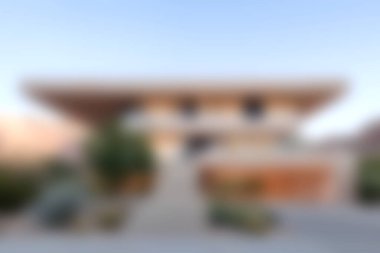 Bu görüntü, günbatımında sakin bir atmosfer yaratarak, temiz çizgiler ve huzurlu doğal bir ortamın yer aldığı modern bir mimari tasarımı yakalar..