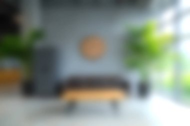 Bu şık modern oturma odasında minimalist tasarım elementleri ve canlı yeşil bitkiler var. Rahatlama ve ev konforu için rahatlatıcı bir ortam yaratıyorlar..