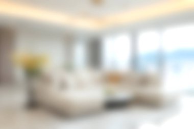 Parlak ve modern oturma odasının içinde şık mobilyalar, rahat bir atmosfer ve bol miktarda doğal ışık var. Rahatlama ve ev geliştirme fikirleri için mükemmel..