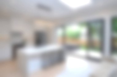 Çok güzel tasarlanmış, doğal ışık, açık bir düzen ve rahat bir dekorla donatılmış modern bir mutfak. Aile toplantıları ve şık mutfak deneyimleri için ideal..