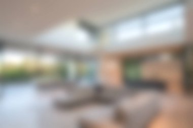 Parlak ve havadar modern oturma odası şık mobilyalarla ve doğal ışığı davet eden büyük pencerelerle açık bir düzenle huzurlu bir atmosfer yaratıyor..