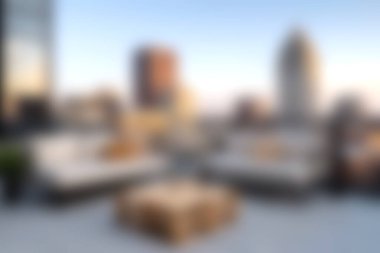 Günbatımında çarpıcı bir şehrin siluetine karşı döşenmiş rahat mobilyaların yer aldığı modern bir şehir çatı salonu. Rahatlama ve sosyal toplantılar için mükemmel..