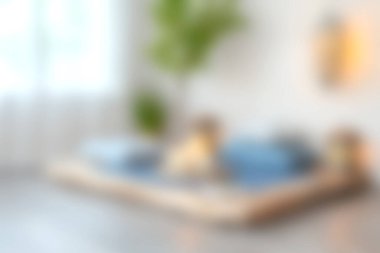 Ahşap bir yatak odası ve dekoratif bitkiler içeren parlak ve rahat bir yatak odası. Doğal ışık ile sakin bir atmosfer rahatlığı ve rahatlığı arttırır..