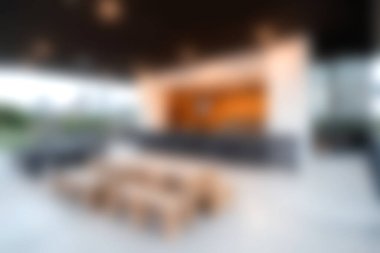 Zarif mobilyaların ve rahatlatıcı bir ambiyansın olduğu modern bir açık hava salonu. Şık bir arka planı ve davetkar bir atmosferi olan boş zaman aktiviteleri için mükemmel..